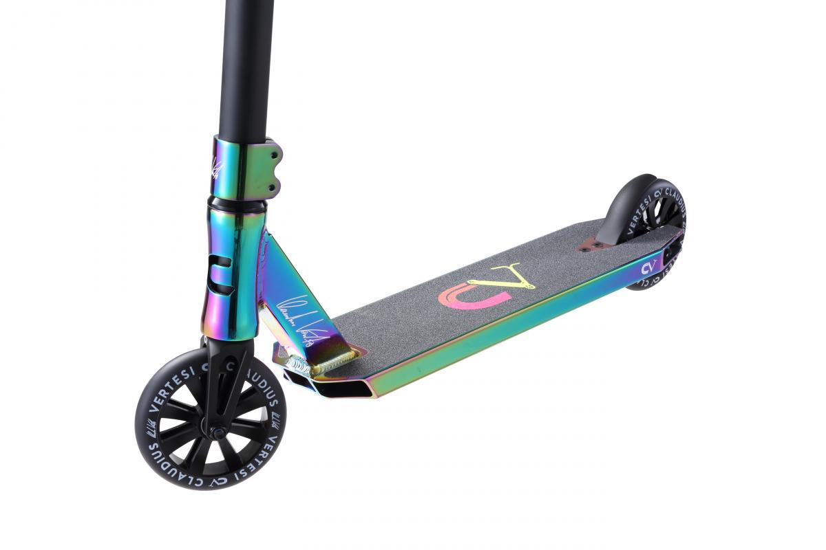 Claudius Vertesi Team Scooter Neochrome